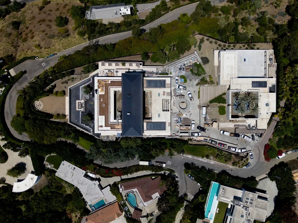 詹姆斯比弗利山庄豪宅进入收尾 两座独立建筑总面积超7700平方英尺 詹姆斯比弗利山庄豪宅进入收尾 两座独立建筑总面积超7700平方英尺