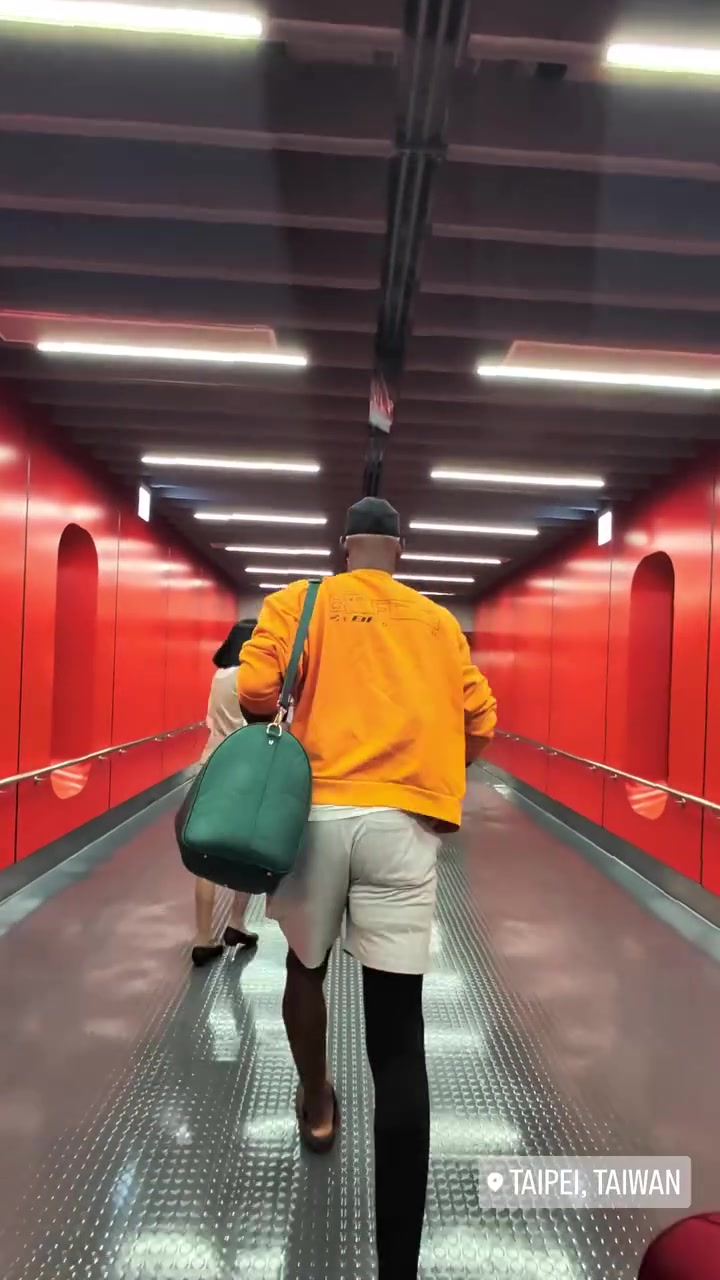 巴特勒晒独立行走视频 右腿仍不敢受力