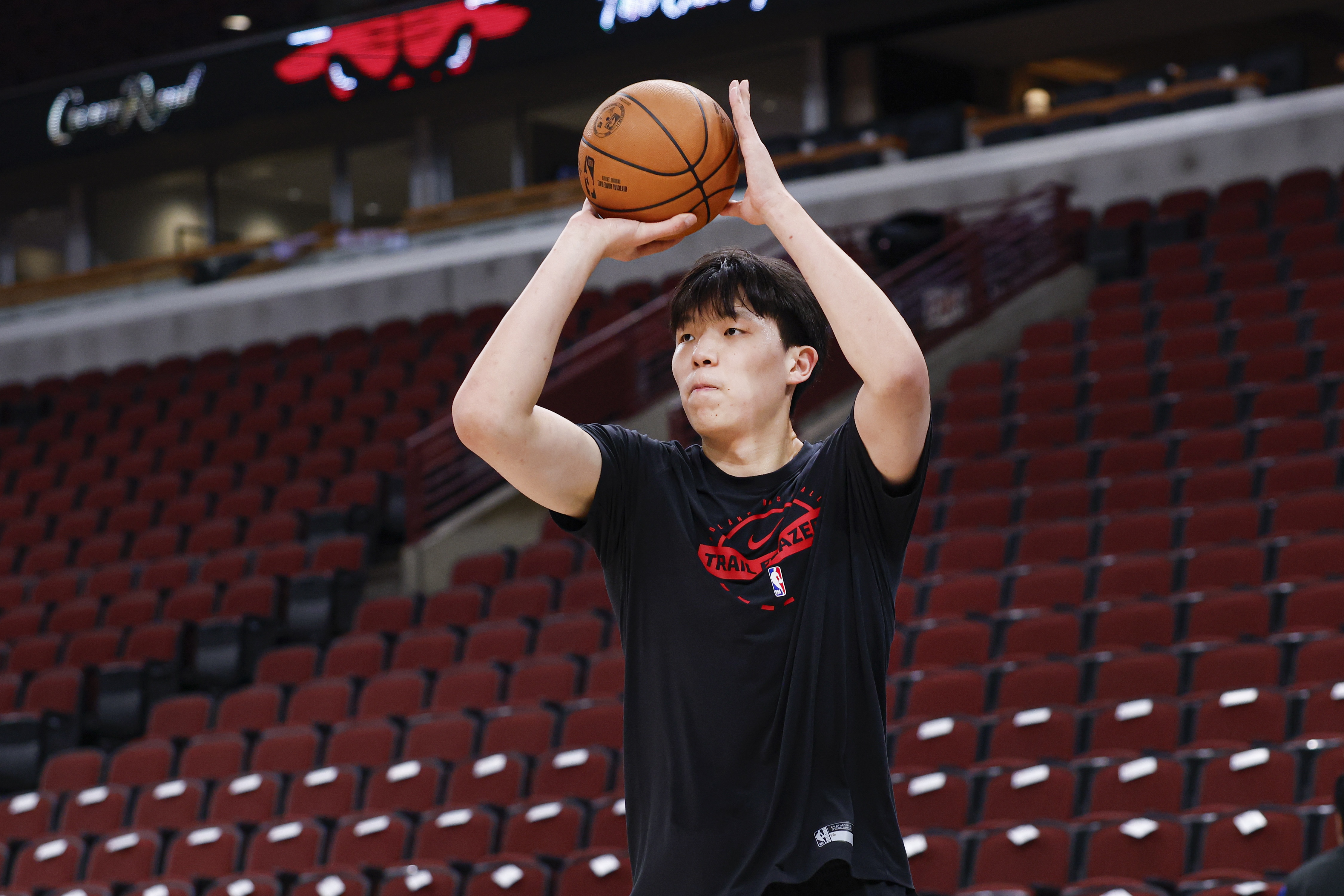 杨瀚森夏联场均13+8.5+3.8,开拓者媒体人:两年内兑现天赋不公平