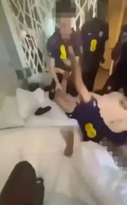 英格兰U16队内斗殴视频曝光:锁喉殴打队友,旁观者拍视频叫好 英格兰U16队内斗殴视频曝光:锁喉殴打队友,旁观者拍视频叫好