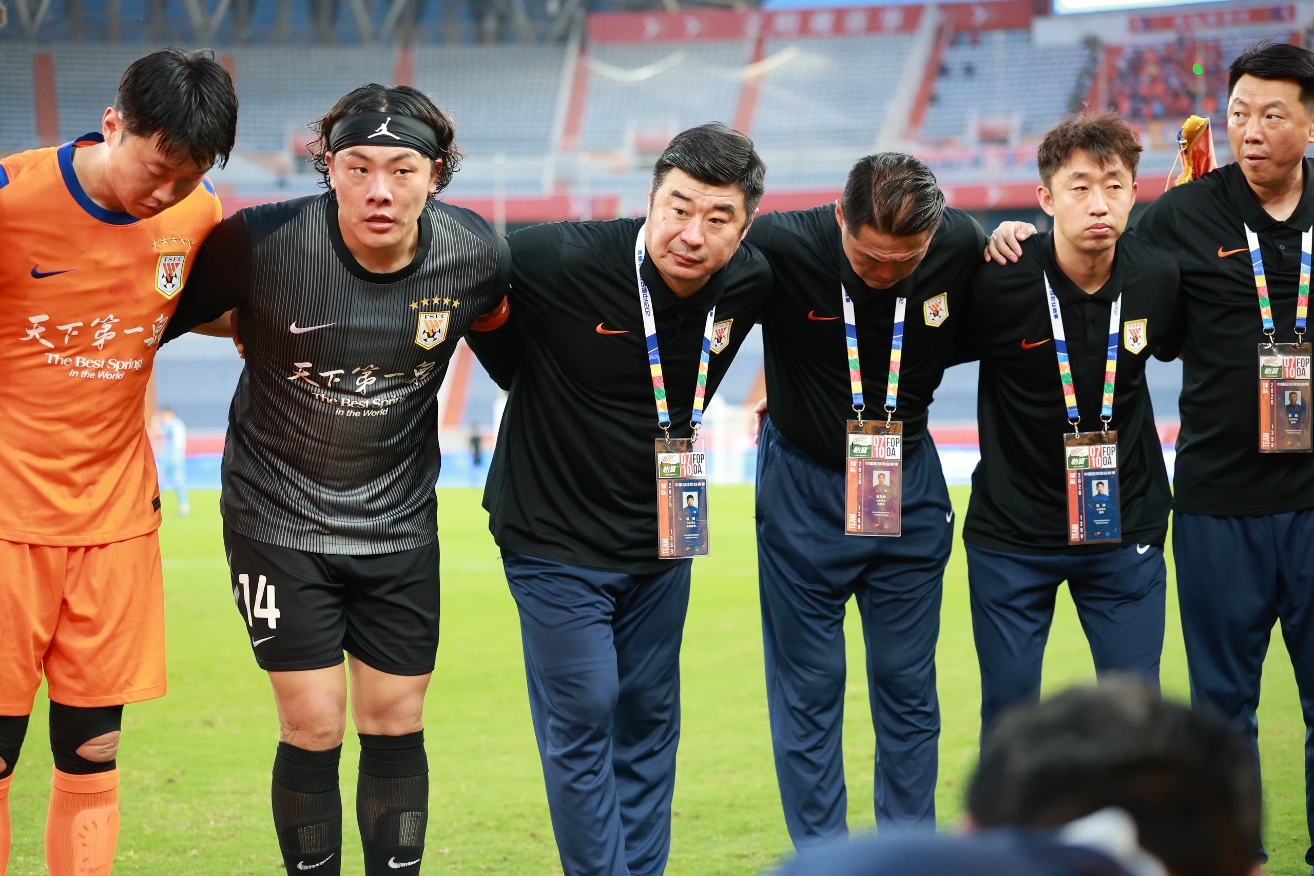 泰山主场1-2河南:15轮连失球纪录延续,北看台喊出“不踢滚蛋”