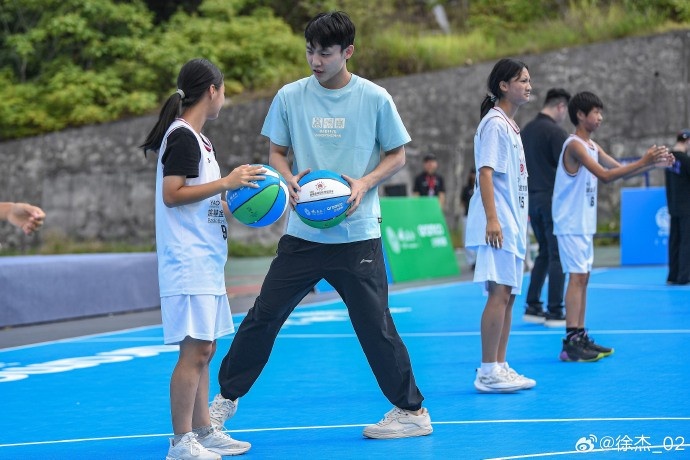 徐杰现身湖北恩施公益球场揭幕 强调再生科技打造球场 徐杰现身湖北恩施公益球场揭幕 强调再生科技打造球场