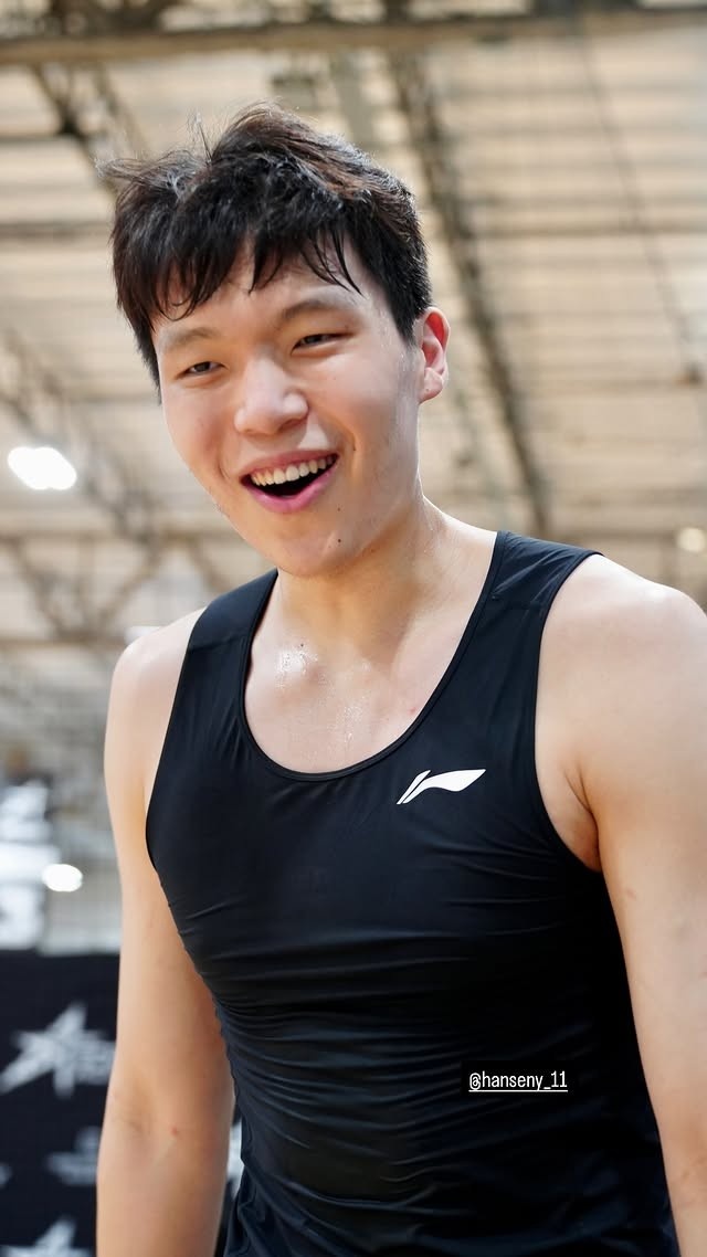 杨瀚森晒训练对位照 同鹈鹕中锋科洛克打对抗