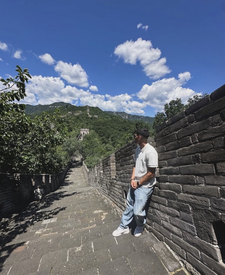 马德鲁加晒长城照：不愧为世界七大奇迹之一