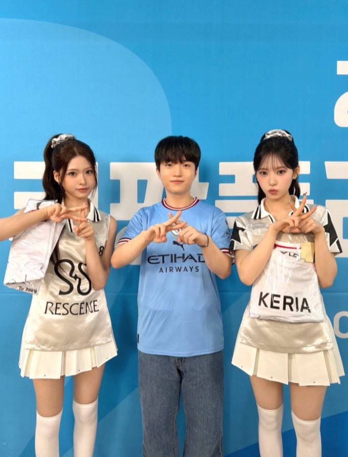 T1三冠王Keria现身曼城韩国行 晒福登签名球衣应援