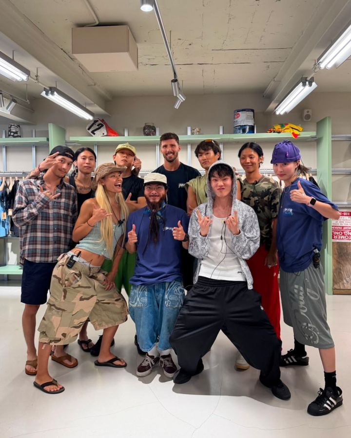 鲁本·迪亚斯晒亚洲行照片 末图塔梅尼奥竖中指