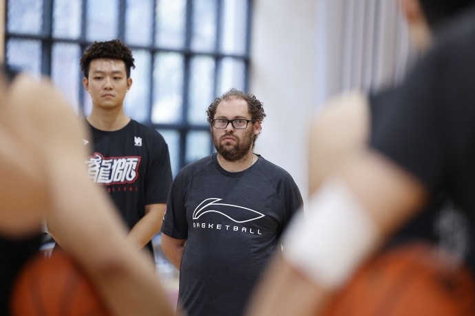 帕金斯凌晨抵穗下午带队开练 广州龙狮换帅首训完成 帕金斯凌晨抵穗下午带队开练 广州龙狮换帅首训完成
