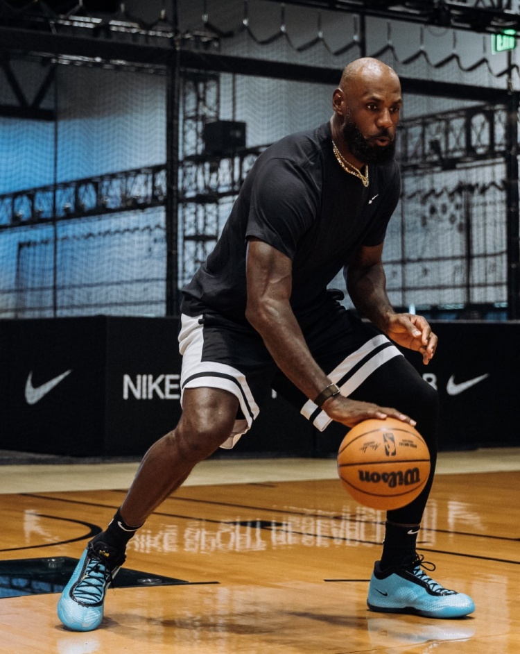 詹姆斯晒第24代签名鞋训练照:训练永不停歇,LeBron 24已在路上 詹姆斯晒第24代签名鞋训练照:训练永不停歇,LeBron 24已在路上