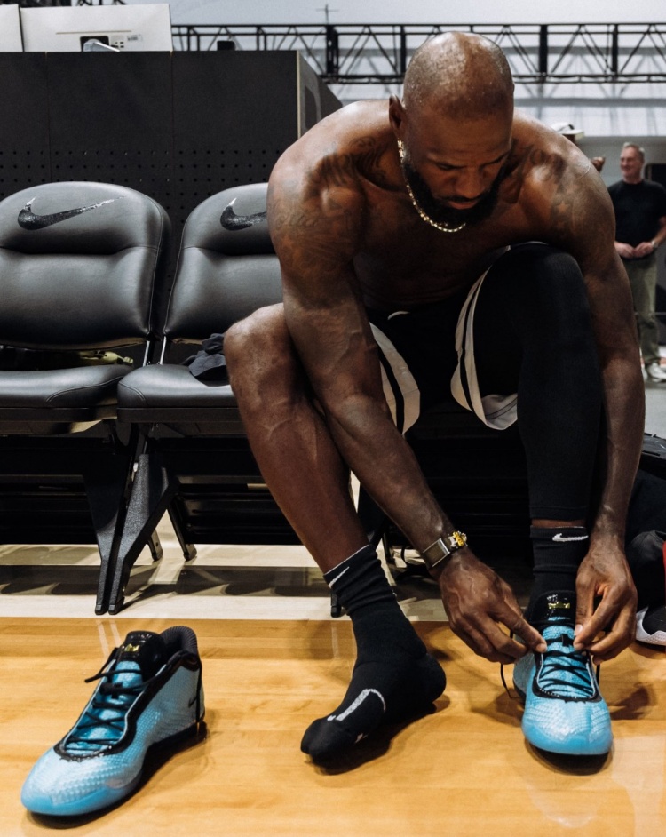 詹姆斯晒第24代签名鞋训练照:训练永不停歇,LeBron 24已在路上 詹姆斯晒第24代签名鞋训练照:训练永不停歇,LeBron 24已在路上