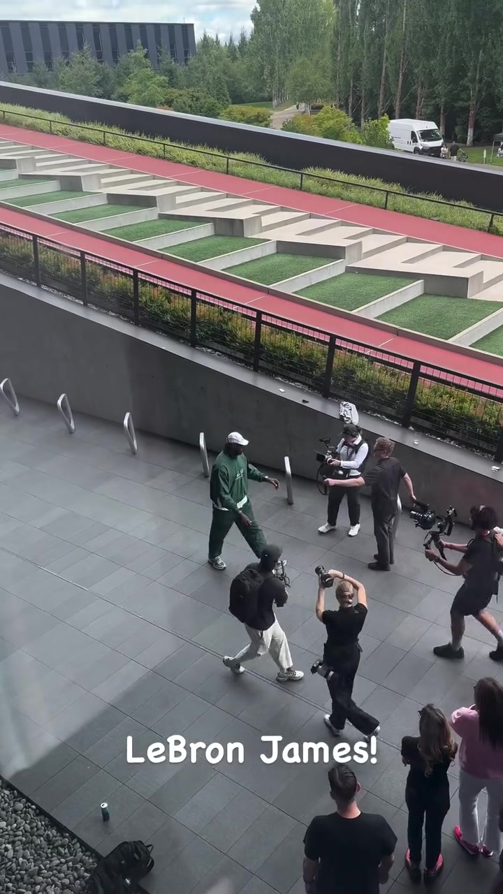 詹姆斯造访耐克总部称选择76人因寻求不安逸 詹姆斯造访耐克总部称选择76人因寻求不安逸