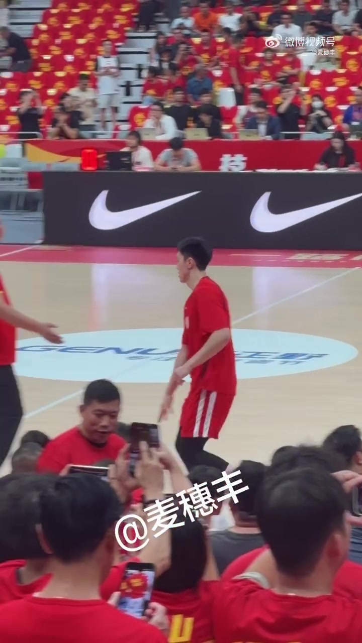 胡明轩赛前跑篮热身 中国男篮今晚19:30迎战新西兰 胡明轩赛前跑篮热身 中国男篮今晚19:30迎战新西兰