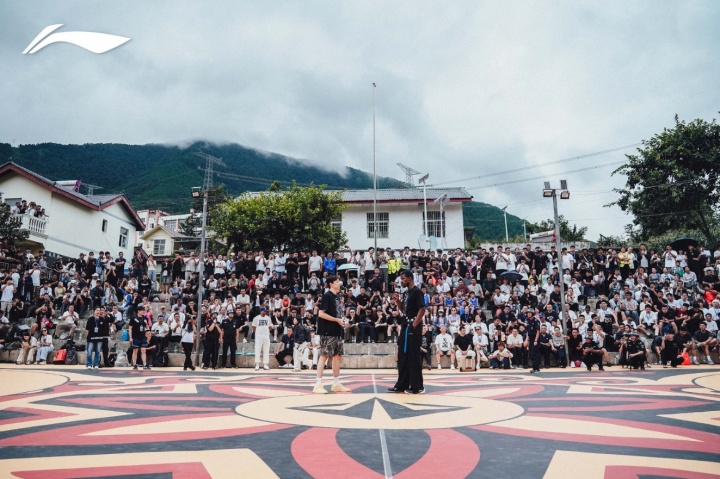 巴特勒中国行首站凉山捐建球场 亲自涂装彝族漆器logo 巴特勒中国行首站凉山捐建球场 亲自涂装彝族漆器logo