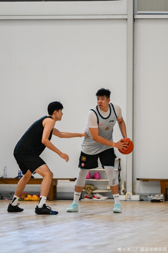 广厦夏训再上调三将 一队年轻球员增至五人 广厦夏训再上调三将 一队年轻球员增至五人