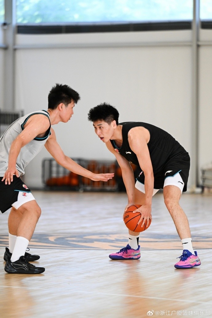 广厦夏训再上调三将 一队年轻球员增至五人 广厦夏训再上调三将 一队年轻球员增至五人