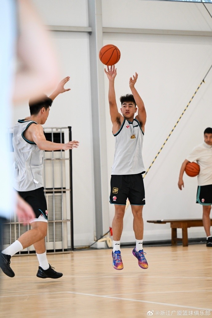 广厦夏训再上调三将 一队年轻球员增至五人 广厦夏训再上调三将 一队年轻球员增至五人