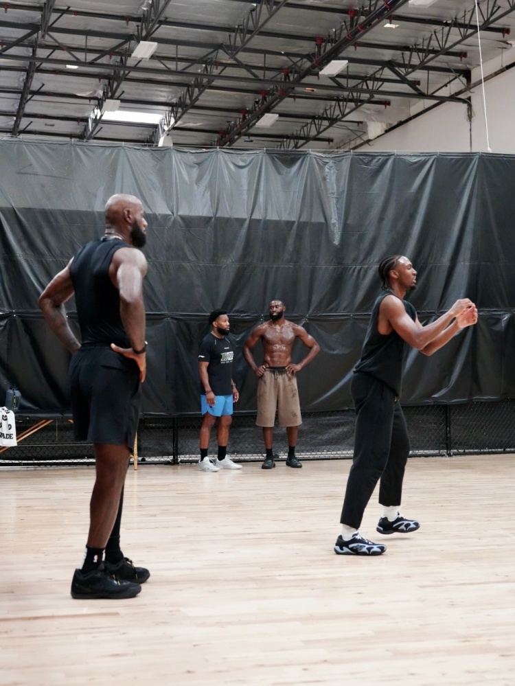 LBJ、马克西、布朗合练照流出