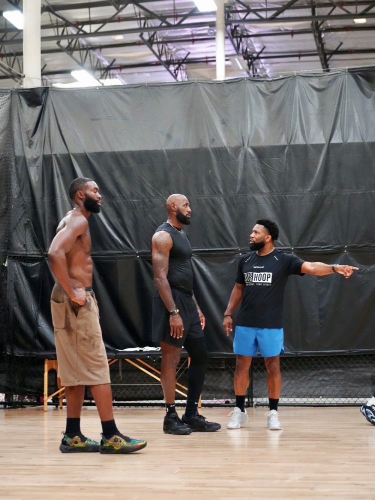 LBJ、马克西、布朗合练照流出