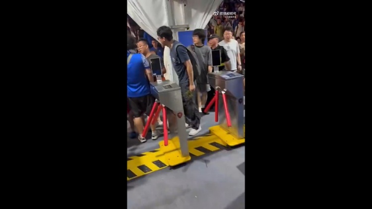 3名球迷围堵男童被行拘 李璇：该罚但别给申花球迷整体贴标签