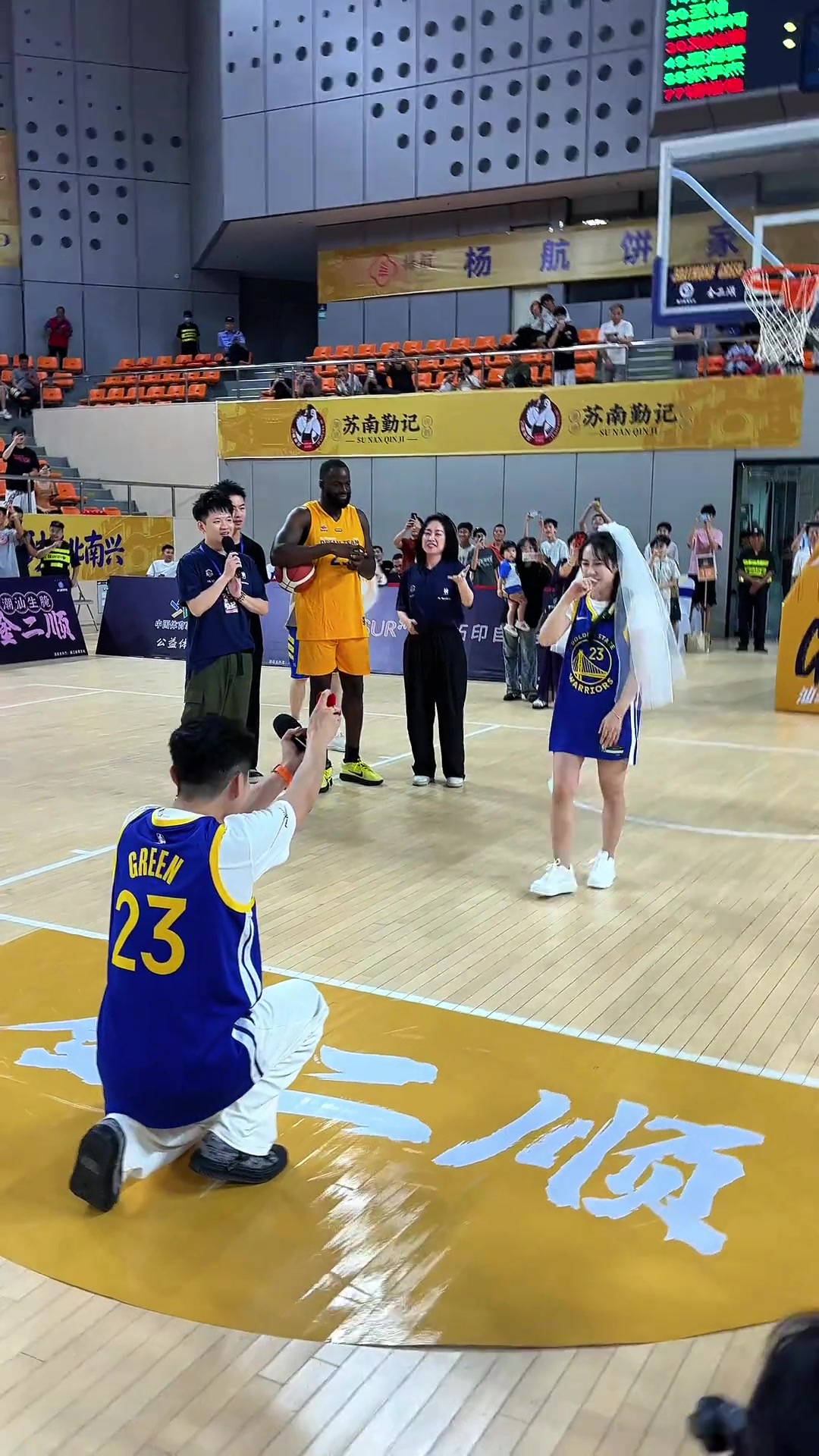 格林中国行遇球迷求婚 送花并用潮汕话送祝福 格林中国行遇球迷求婚 送花并用潮汕话送祝福