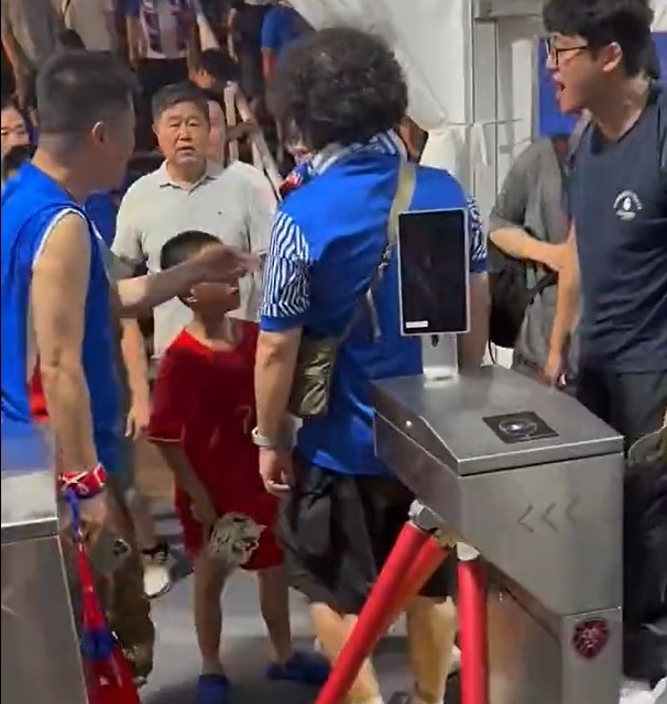 武磊球衣小球迷遭围攻 半月谈:玷污绿茵的是心中戾气 武磊球衣小球迷遭围攻 半月谈:玷污绿茵的是心中戾气