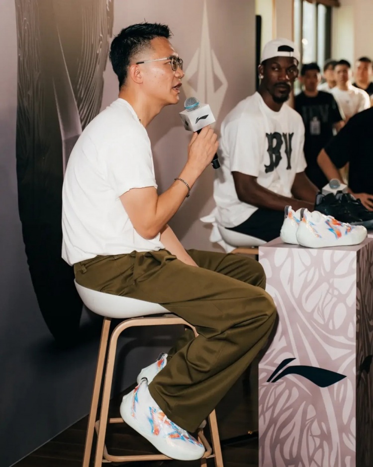 巴特勒晒中国行照片宣传签名鞋:迫不及待想让大家都能穿上 巴特勒晒中国行照片宣传签名鞋:迫不及待想让大家都能穿上