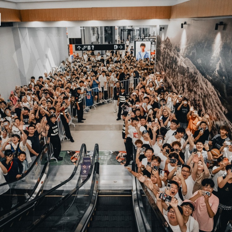 笑容依旧温暖纯真！维金斯社媒晒照回顾此次中国行之旅