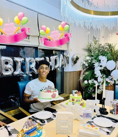 张洪福18岁生日母亲发文:不要求你一定光芒万丈,只愿坚守初心 张洪福18岁生日母亲发文:不要求你一定光芒万丈,只愿坚守初心