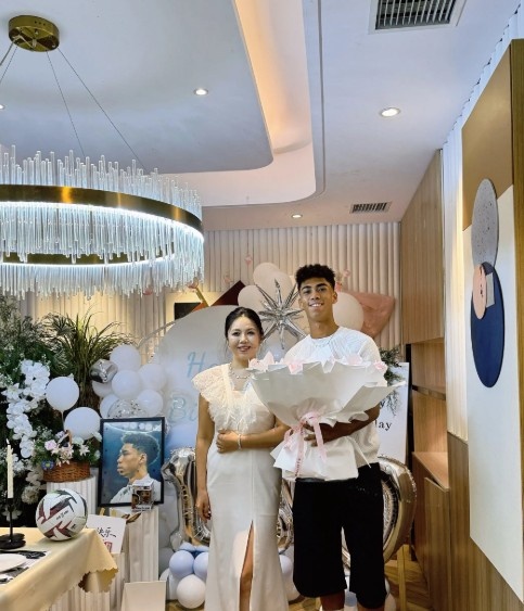 张洪福18岁生日母亲发文:不要求你一定光芒万丈,只愿坚守初心 张洪福18岁生日母亲发文:不要求你一定光芒万丈,只愿坚守初心