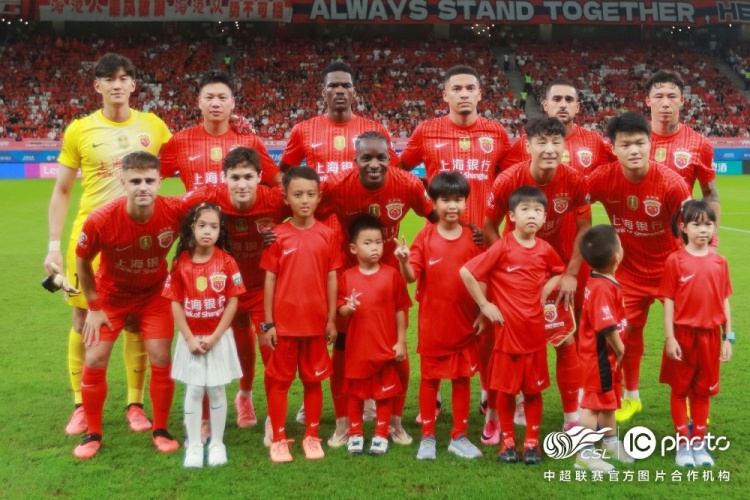 上海海港2-1青岛海牛，下一场海港队将客场对阵深圳新鹏城队