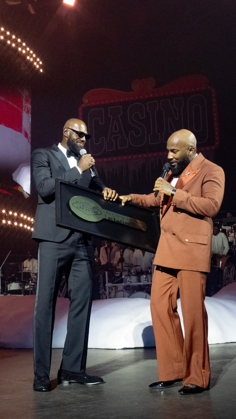 Jeezy破嘻哈交响乐团世界纪录 詹姆斯登台为其送上维加斯大道钥匙