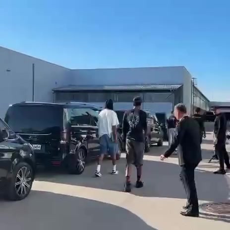 又换新项目了！东契奇带领队友们前往郊区进行保龄球对决