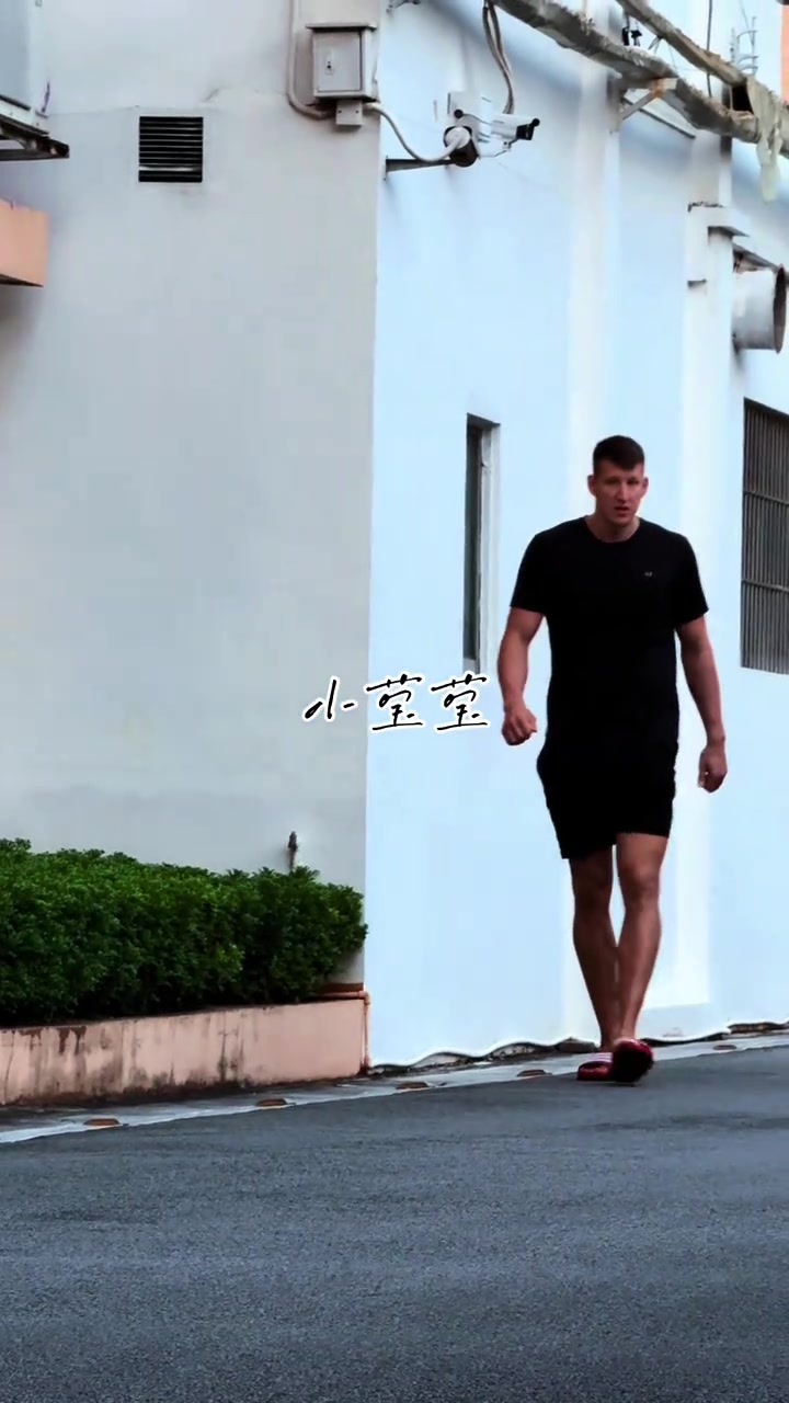 到位了!广东男篮新外援卢卡·博日奇已经到队 到位了!广东男篮新外援卢卡·博日奇已经到队