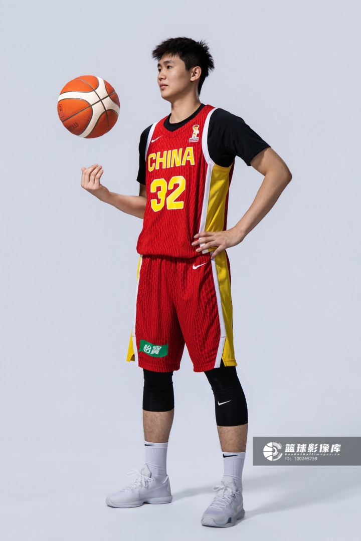 媒体人：这个夏天李悦洲的进步很明显 三分&突破都比之前有提升