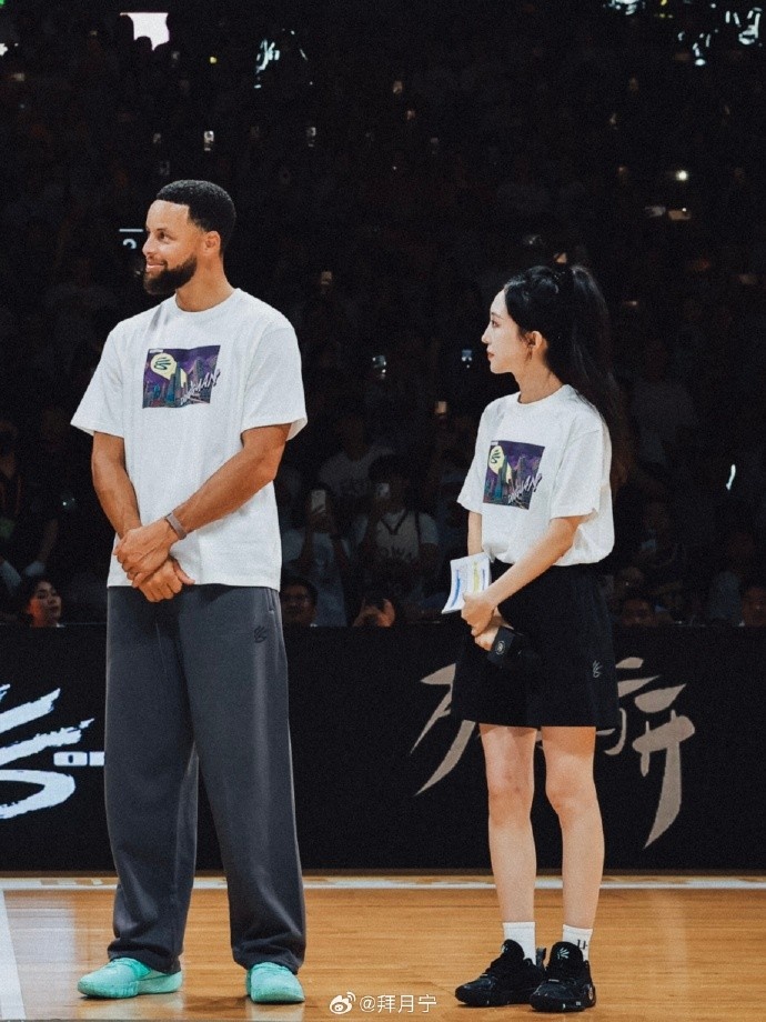 美女主持人晒库里中国行合照：能和库里肩并肩 至今我都还在回味