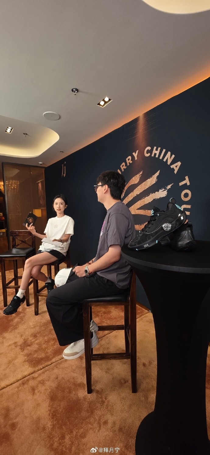 美女主持人晒库里中国行合照：能和库里肩并肩 至今我都还在回味