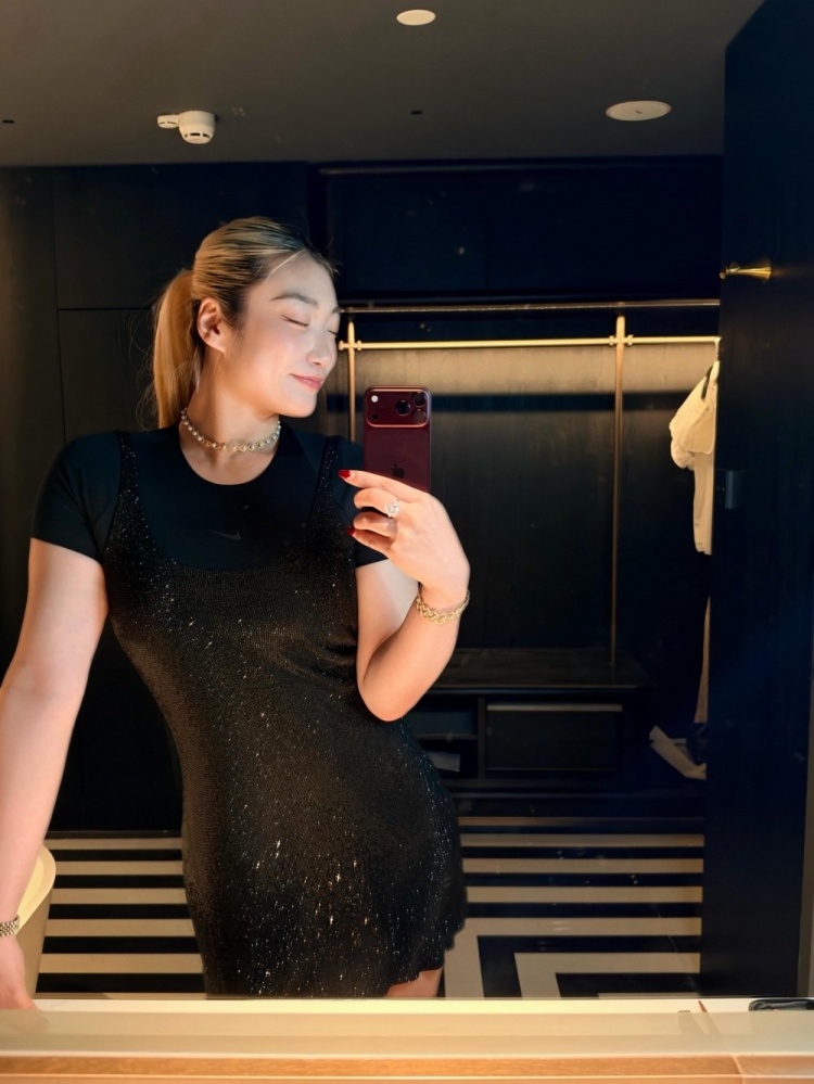 精心打扮了一番！李梦晒新手机自拍：确定！就是这抹红！ ​​​