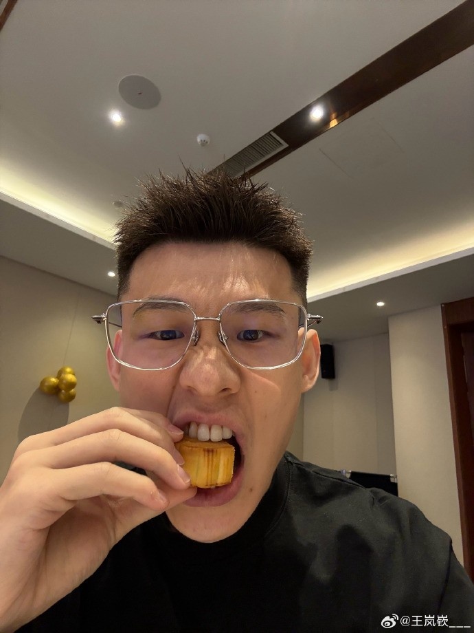 与队友一起吃月饼和聚餐！王岚嵚晒照：中秋快乐🎑