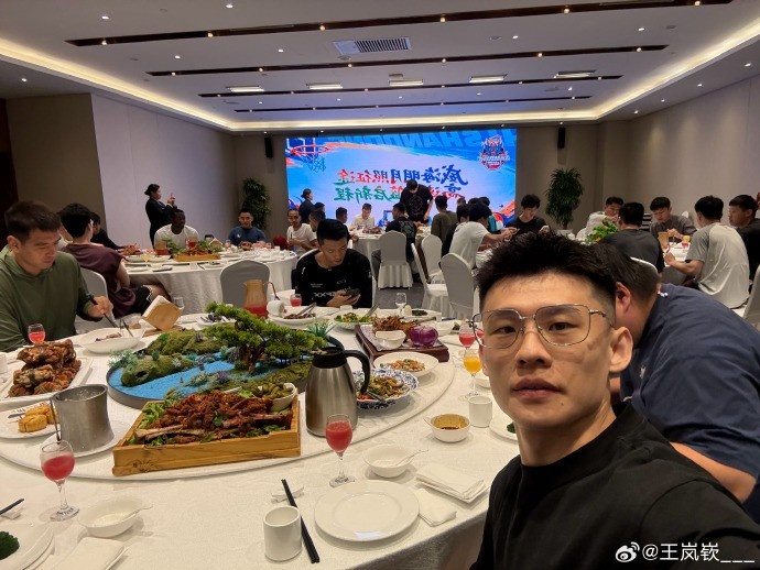 与队友一起吃月饼和聚餐！王岚嵚晒照：中秋快乐🎑