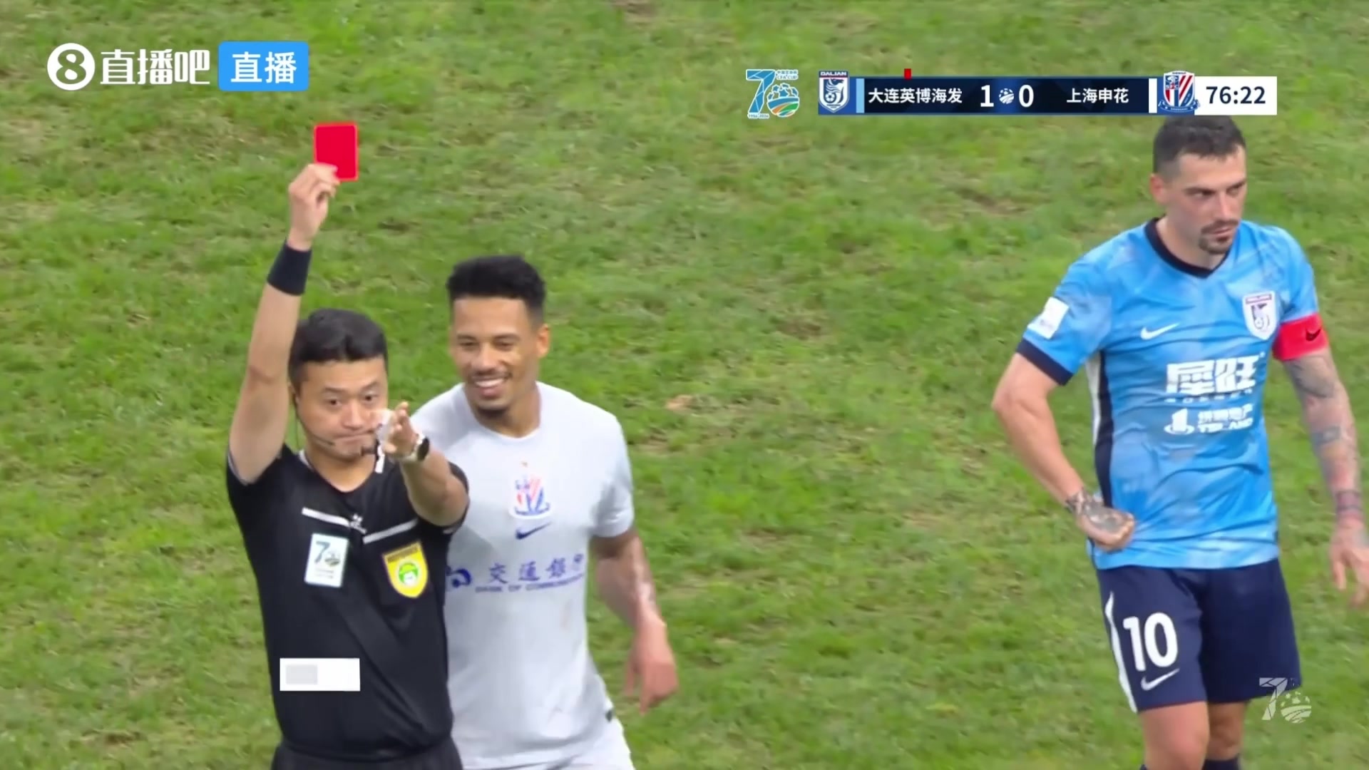 太不冷静了❗️米内罗踢倒毛伟杰，被裁判直红罚下